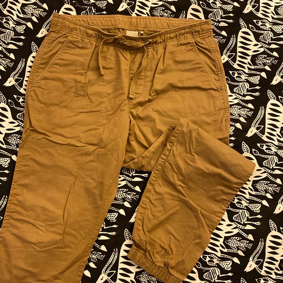 Gap Men’s Khakis, Medium joggers w/ an elastic waist. Comfortable, easy styling - Picture 1 of 5
